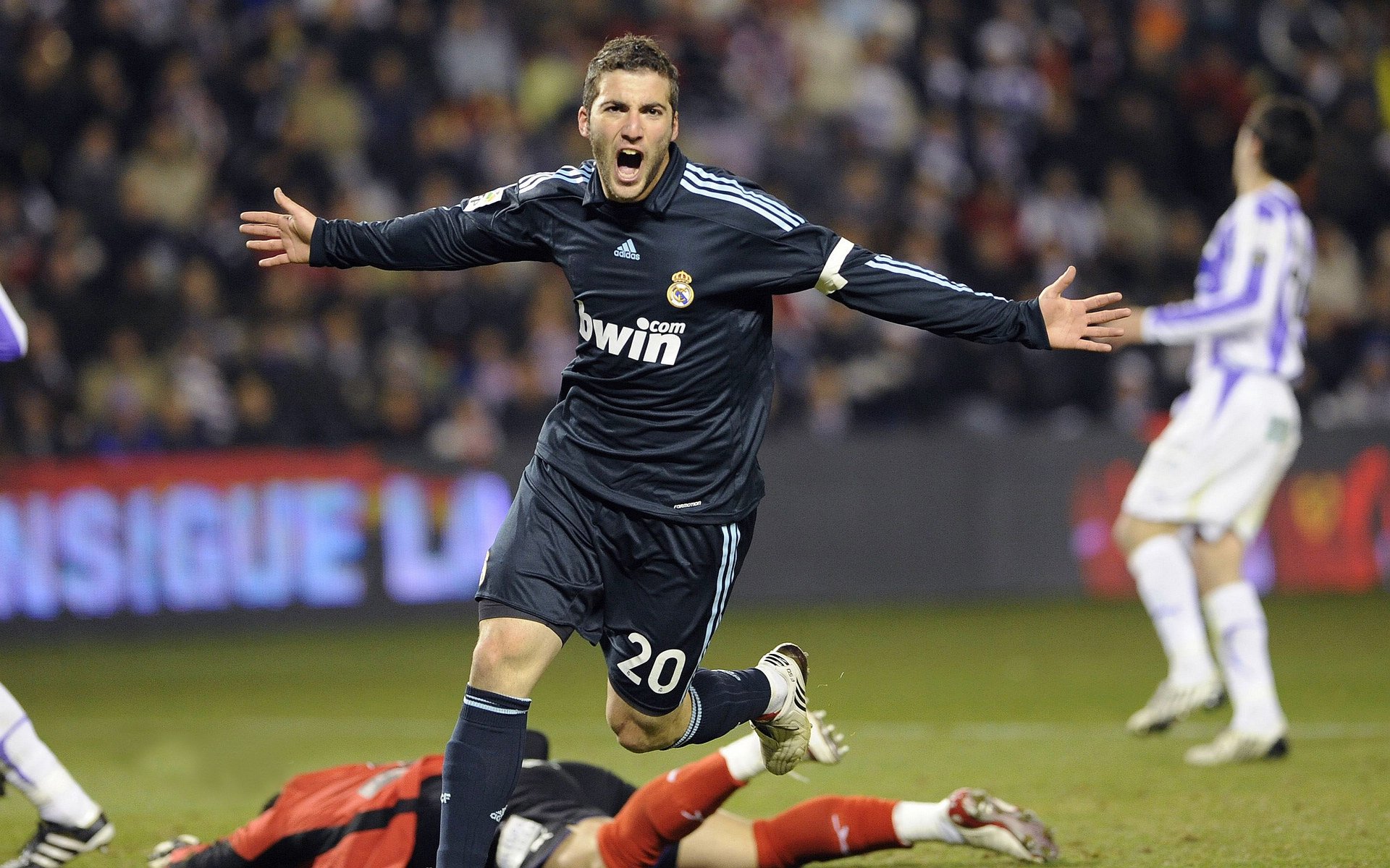 华体会体育平台-诺埃·庞蒂与强敌同台争锋，庞德诺威